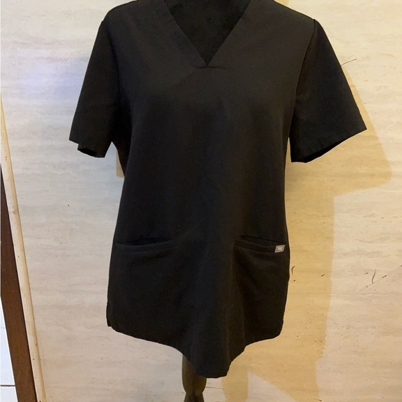 FIGS Casma Three-Pocket Scrub Top. - Picture 5 of 12